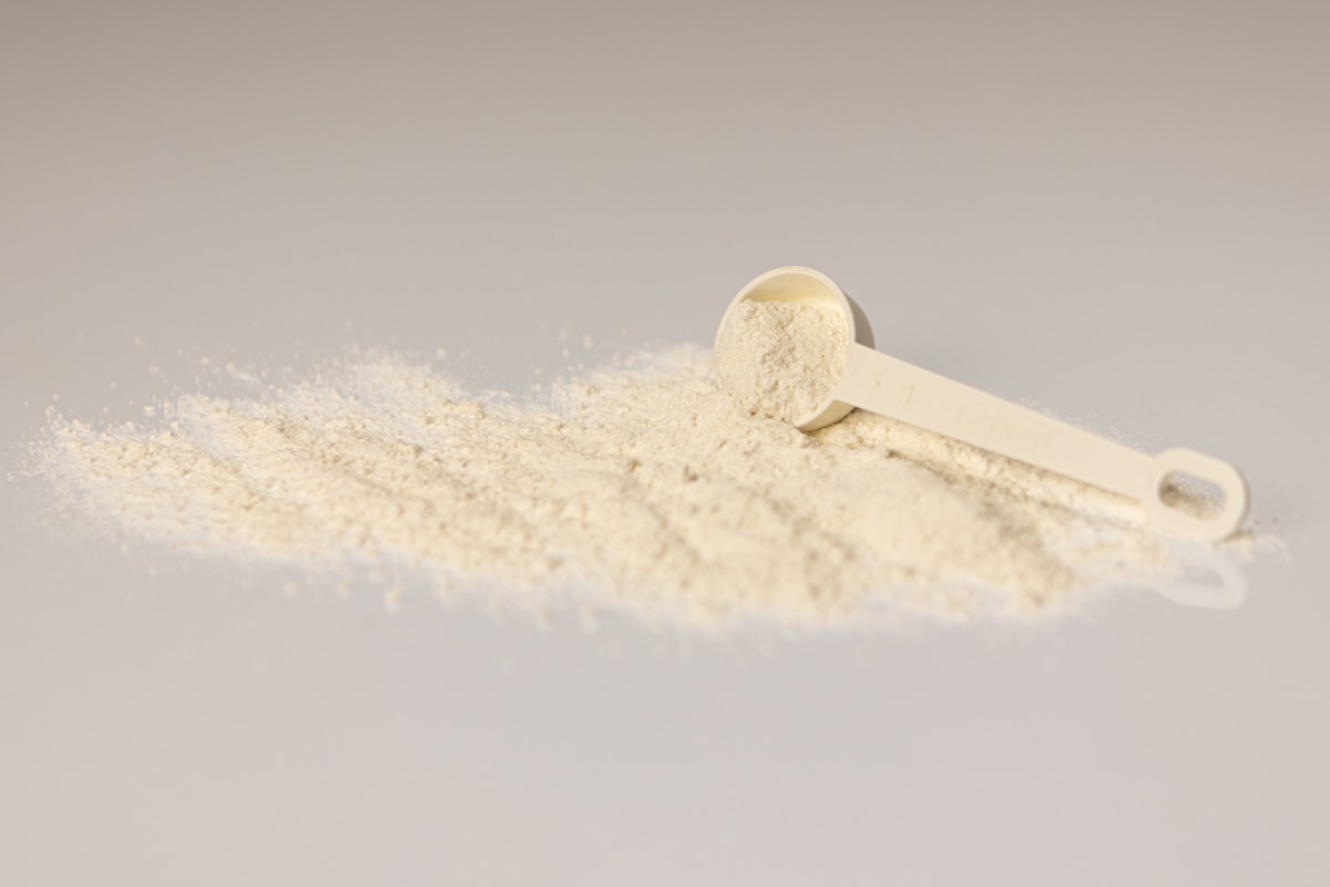 白い粉末とプラスチック製の計量スクープ